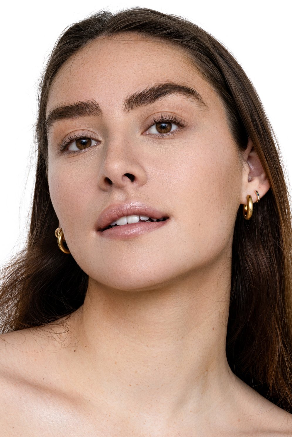 Natural skin look, brushed up brown and sot contouring.