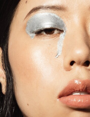Silver Eyeshadow - Peachy Glossy Lips - Glowy Lips